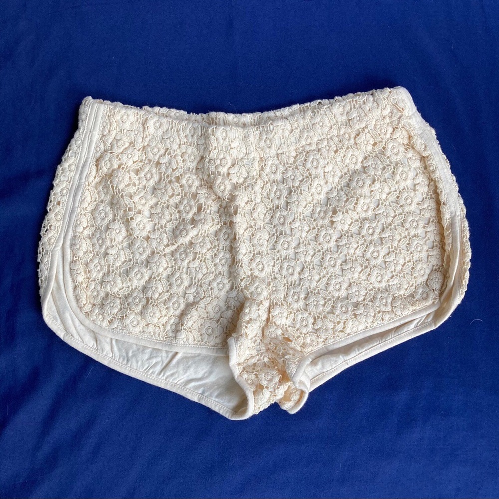 Beige crotchet shorts 🔥